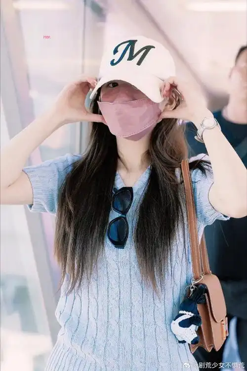 赵露思灰色针织上衣#赵露思今日机场出发饭拍,灰色针织上衣 白色半身