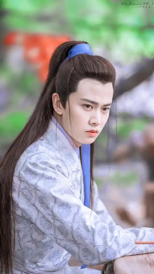 任嘉伦古风侧颜剪影