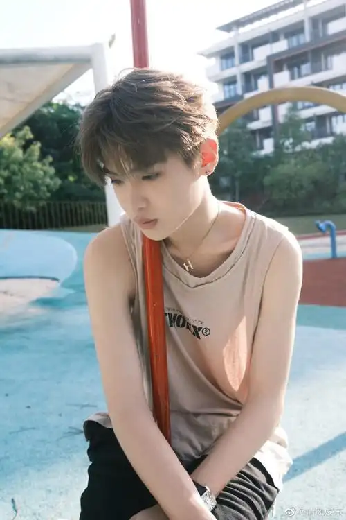 黄明昊夏日氛围感写真