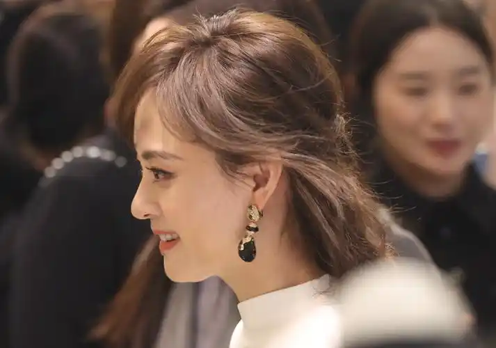 41岁孙俪美回来了留长发型尝试新风格网友大赞娘娘颜值回春