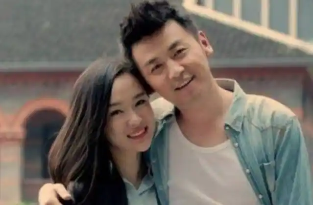 雷佳音出道多年零绯闻,结婚10年超幸福,看老婆是谁就懂了