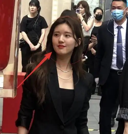 赵露思生图下脸大如盆,能看出她体重120斤,网友直呼太胖了