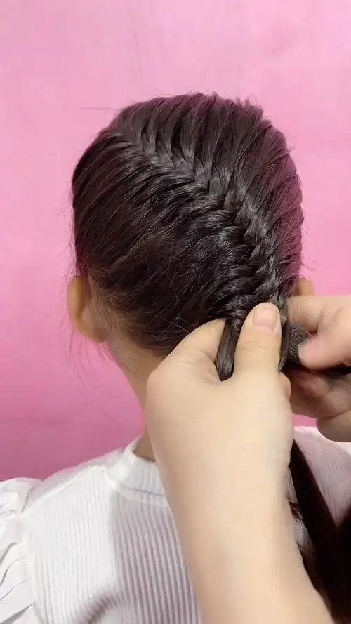 全民最火编发#这样扎满头鱼骨辫,才有纹理感