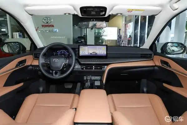 凯美瑞多功能方向盘摘要>摘要详情> 车子的内饰方面,新车采用丰田最新