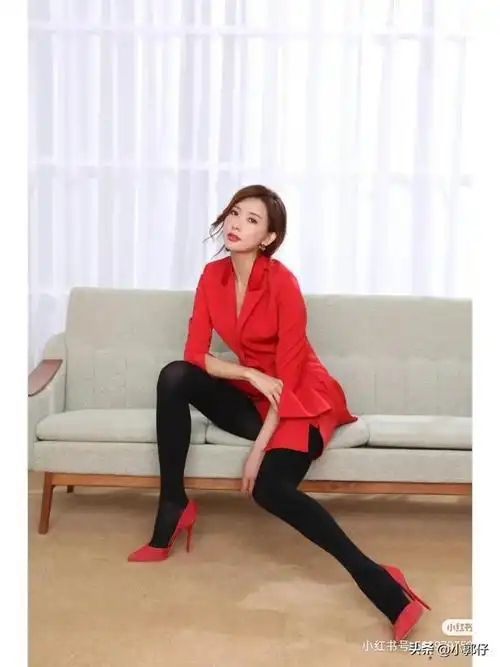 林志玲一袭红色西装外套搭配黑色丝袜红色高跟鞋,身材性感火辣!