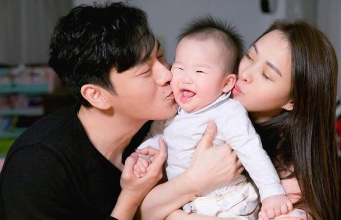 53岁江珊丈夫近照曝光,比前任靳东还要帅,女儿双手赞成二婚