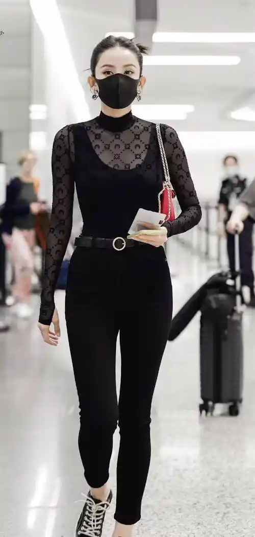 古力娜扎现身机场,身穿紧身裤秀出纤细美腿,她非常漂亮又优雅_时尚