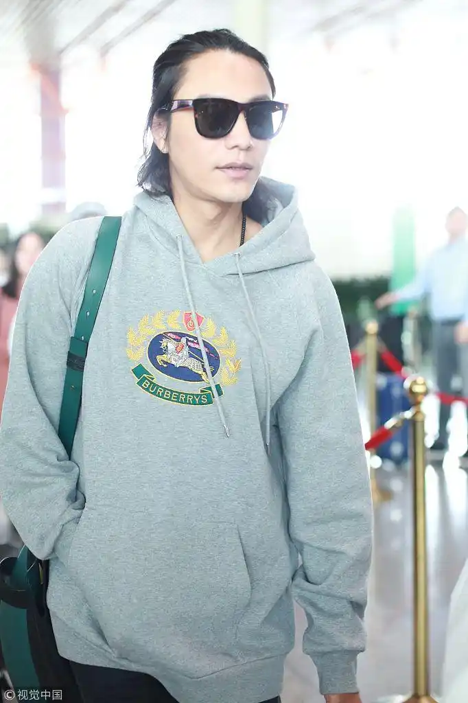 放飞自我陈坤扎半丸子头造型慵懒别致