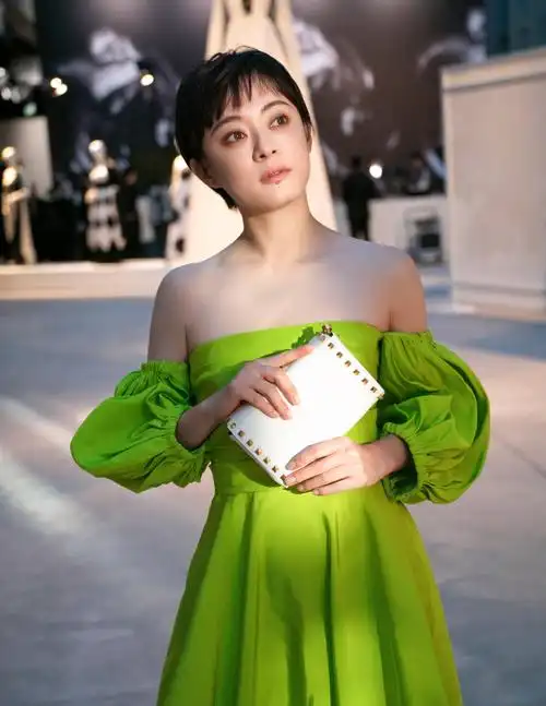孙俪身穿荧光绿抹胸礼服亮相展露香肩秀性感美背