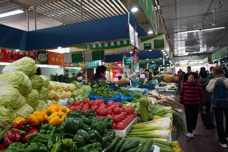 新市菜市场,人气集中在早上.