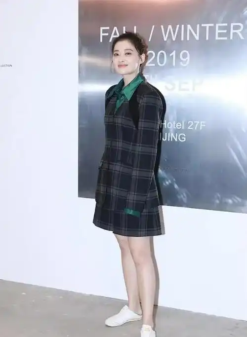 知名女星梅婷近日在社交平台曝光剧组生活照,引发热烈讨论.