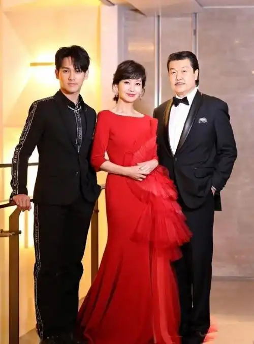 赵雅芝的老公黄锦燊这些年也没闲着,他并没有因为娶了赵雅芝就放下