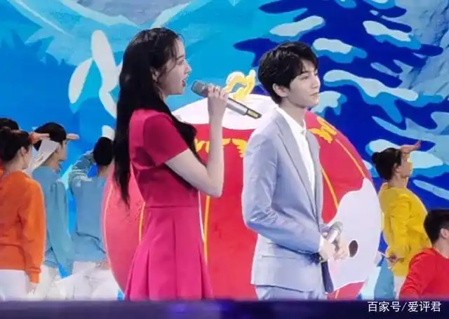 王俊凯关晓彤录央视晚会,同框好养眼,我却留意身高差:没瞧错?