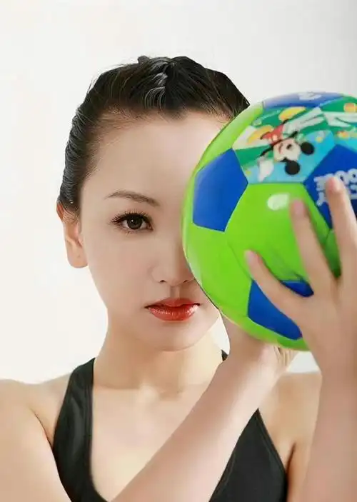 杨蓉2013年足球宝贝写真,短发俏皮,身材火辣