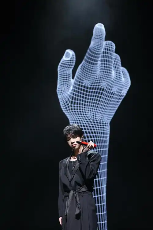 疯人院@娱乐圈小可 的微博: #时尚芭莎年度派对# 华晨宇《疯人院》舞.