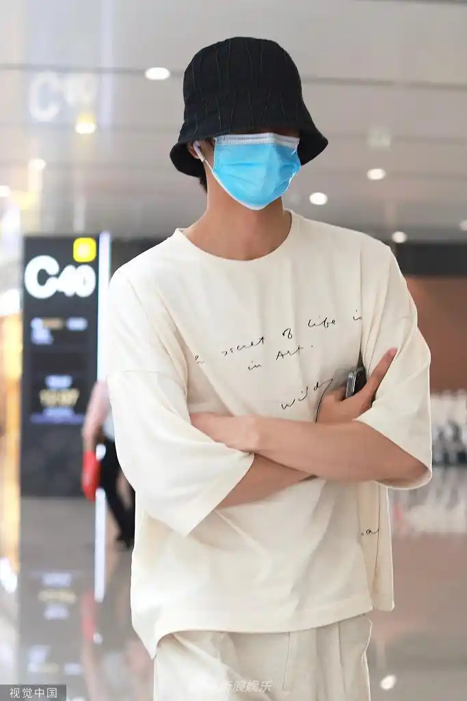 组图:宋威龙渔夫帽口罩严实遮面 穿中袖t恤搭米色长裤身形修长