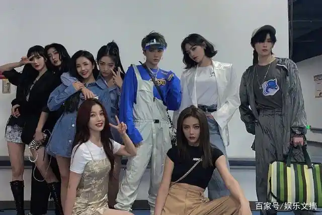 the9全员饭拍图粉色系列,许佳琪像洋娃娃,我却被陆柯燃帅到了