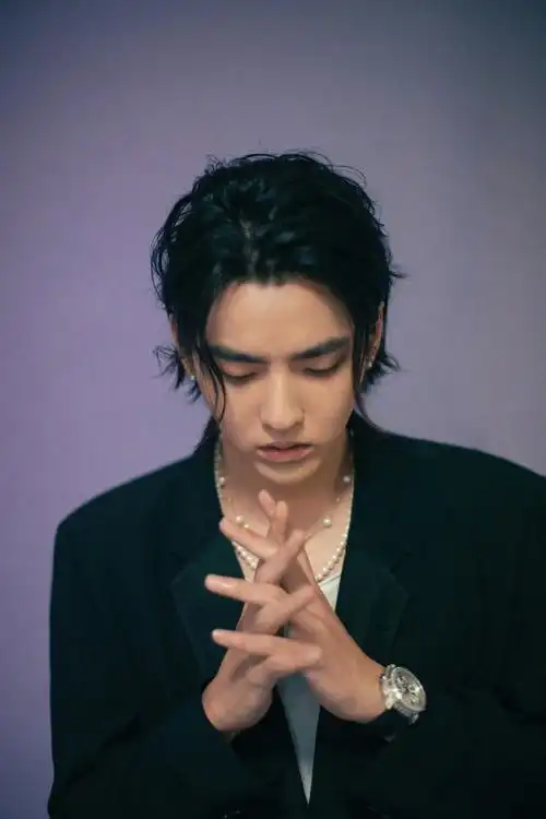 带珍珠项链的男人