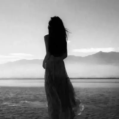 伤感黑白头像女