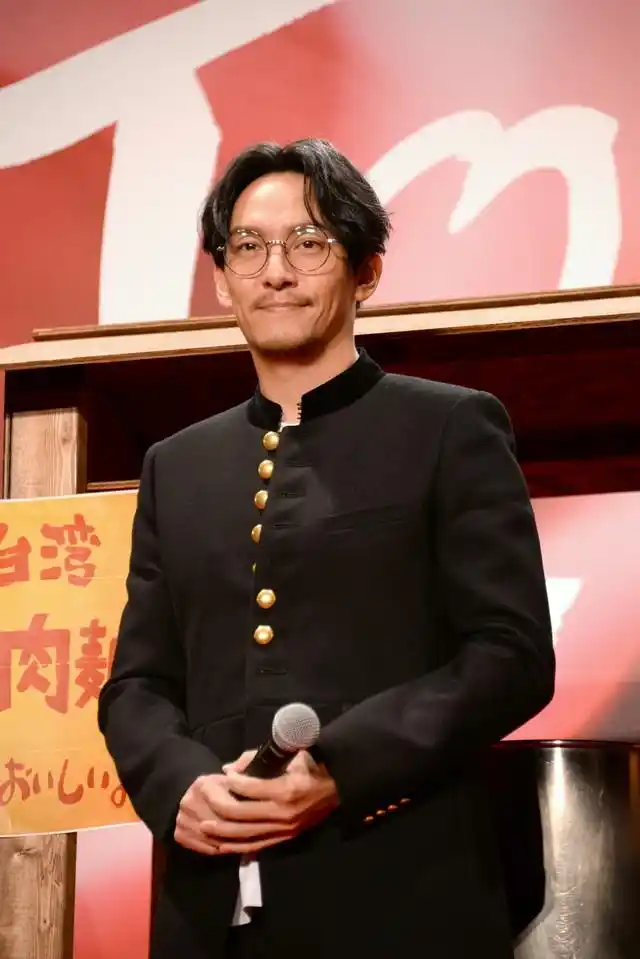 张震黑衣黑裤脚踏白球鞋简约帅气,梳中分发型戴眼镜儒雅十足