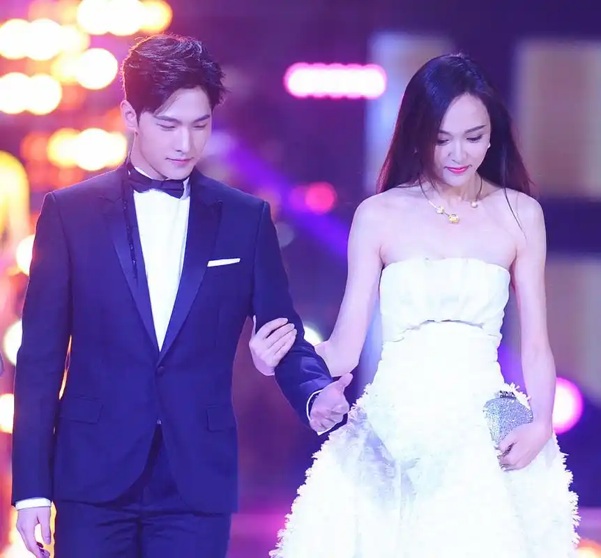 杨洋和唐嫣的组合,好养眼呀!唐嫣笑起来,也太甜了吧!