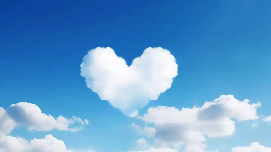 爱心云朵蓝天中的白云风景图
