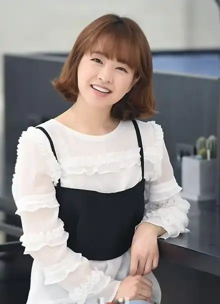 《都奉顺》朴宝英笑眼弯弯-黑白装可爱清新