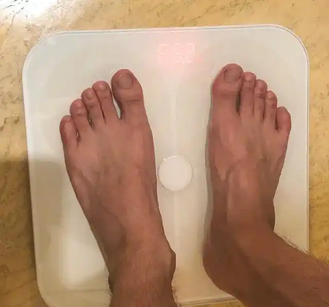 李易峰晒体重,双脚却意外抢镜,网友:这个脚指甲够我笑一年了