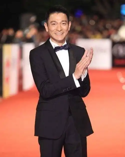 当1米74刘德华撞上1米80古天乐,网友:原来影帝也谎报身高