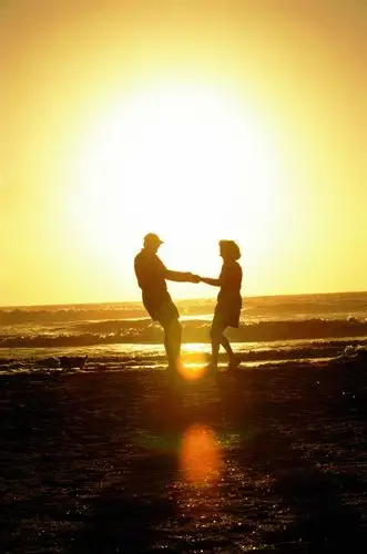 内容:步入老年的,两鬓雪白的一男一女手牵手背对着屏幕走在街道上.