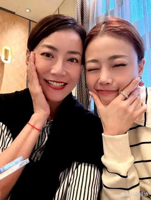 霍汶希晒合影为容祖儿庆生!