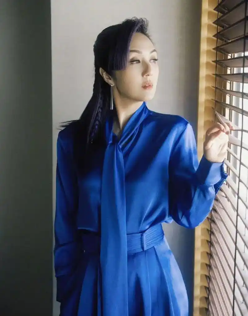 杨千嬅紫发西装大片曝光!帅气随性克莱因蓝穿出时尚范儿!正文