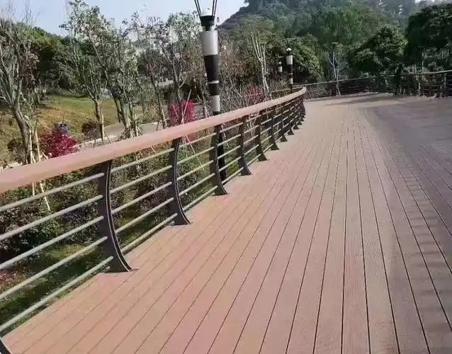 道路两旁塑木扶手