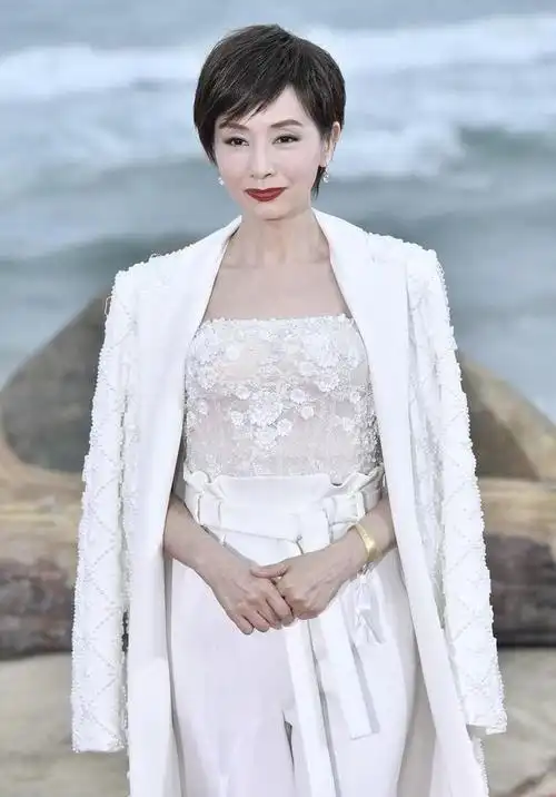 毛舜筠越老越高贵黑色鱼尾裙拼接刺绣包肩身姿挺拔有型