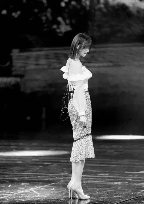 夏季旅游别再选择普通裙子,细节体现性感,毛晓彤完美诠释_服装_白色