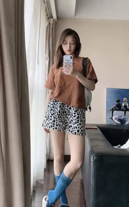 姜贞羽穿裙不按套路,领口用绑带固定系成蝴蝶结,薄荷绿真挺显美_时尚