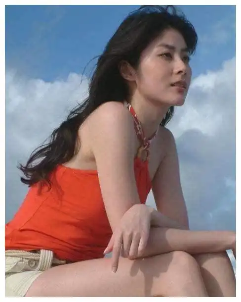 年轻时候的陈慧琳身上萦绕着一种神秘莫测的气质,这种气质兼具优雅与