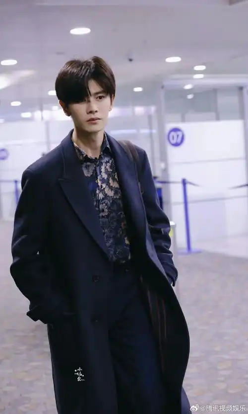 机场look帅气满分,@任嘉伦allen不就是自带氛围感的偶像剧男主嘛