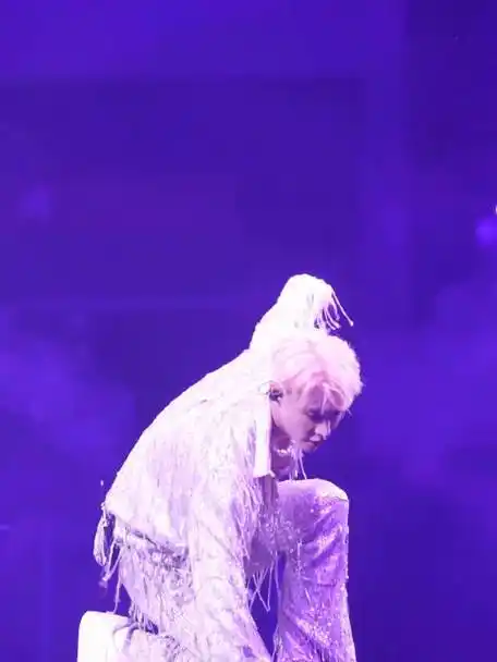 231118|工作室更新大航海成都站张艺兴视频一则翻涌着的梦幻紫海,流淌