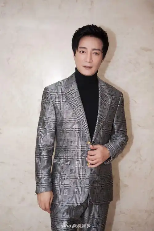 何中华亮相第四届文荣奖 低调优雅尽显儒雅风范