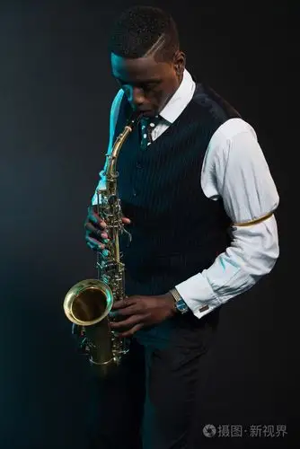 复古的非洲裔美国爵士乐音乐家对他的萨克斯管演奏.w照片-正版商用图