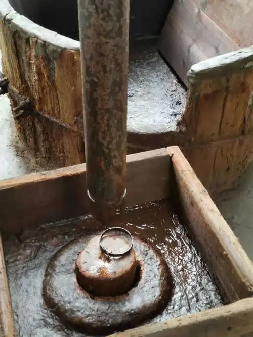 井口——盐卤水就从这里提升出来,井口一股子天然气的味道,原来盐卤水