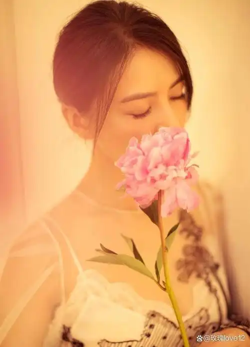 年轻时的高圆圆是众多男生心中的梦中情人,长相清纯,水灵灵的大眼睛