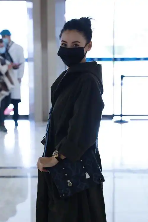 在1月16日当天,张柏芝又身穿潮服现身了机场,此前虽然她被记者拍到过