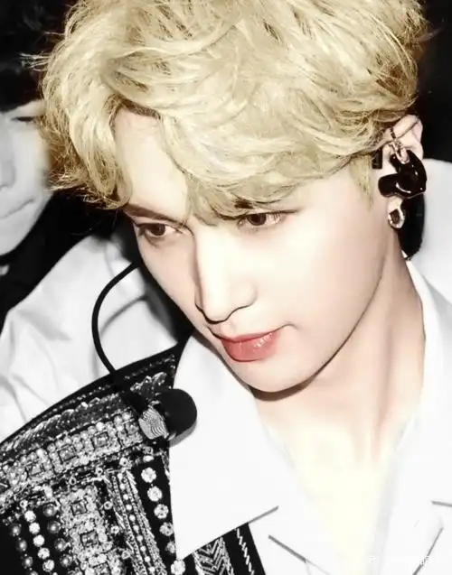 张艺兴金发照片曝光,这个侧颜你爱了吗?_360问答