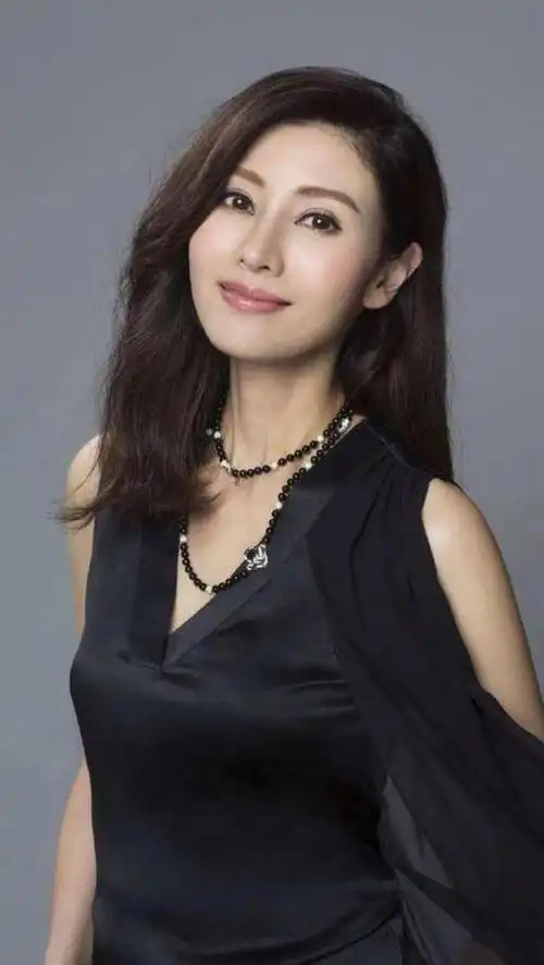 李嘉欣:气质优雅!__财经头条