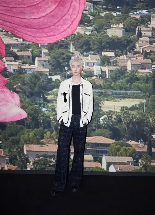 巴黎时装周#@uniq-王一博身着chanel 2024春夏预告系列米白色针织外套