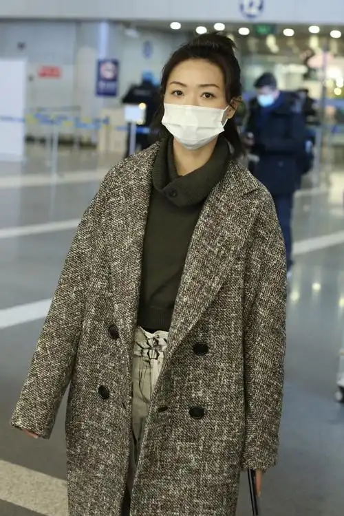 素颜能打!万茜高马尾气场强 大衣配短靴又美又飒