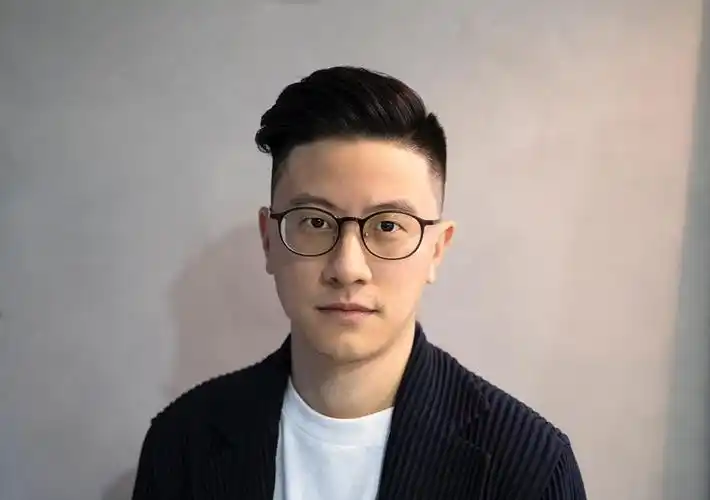 男生的两边铲光发型有很多造型可以选择,这款侧分背头发型就特别好看.