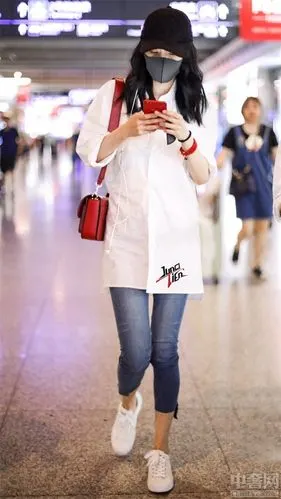 带货女王杨幂亲身示范:小白鞋的多种穿法